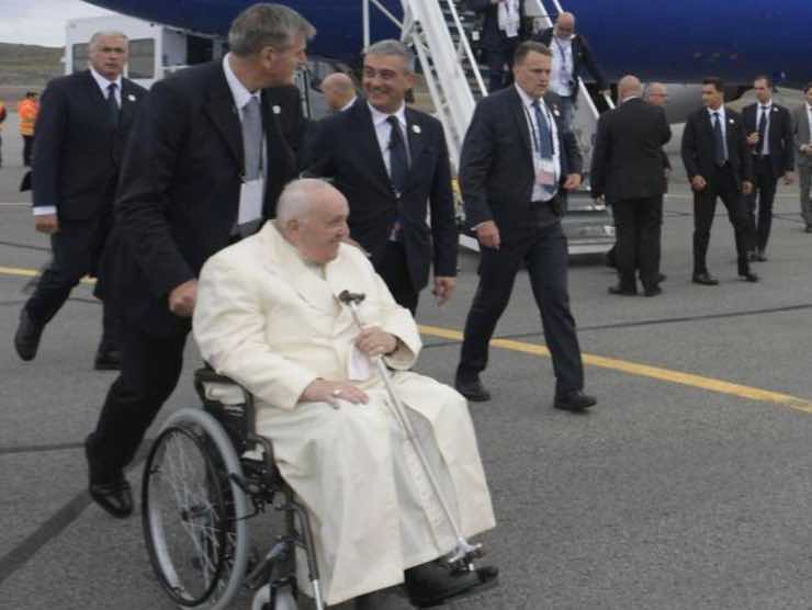 Papa Francesco e le ginocchia doloranti